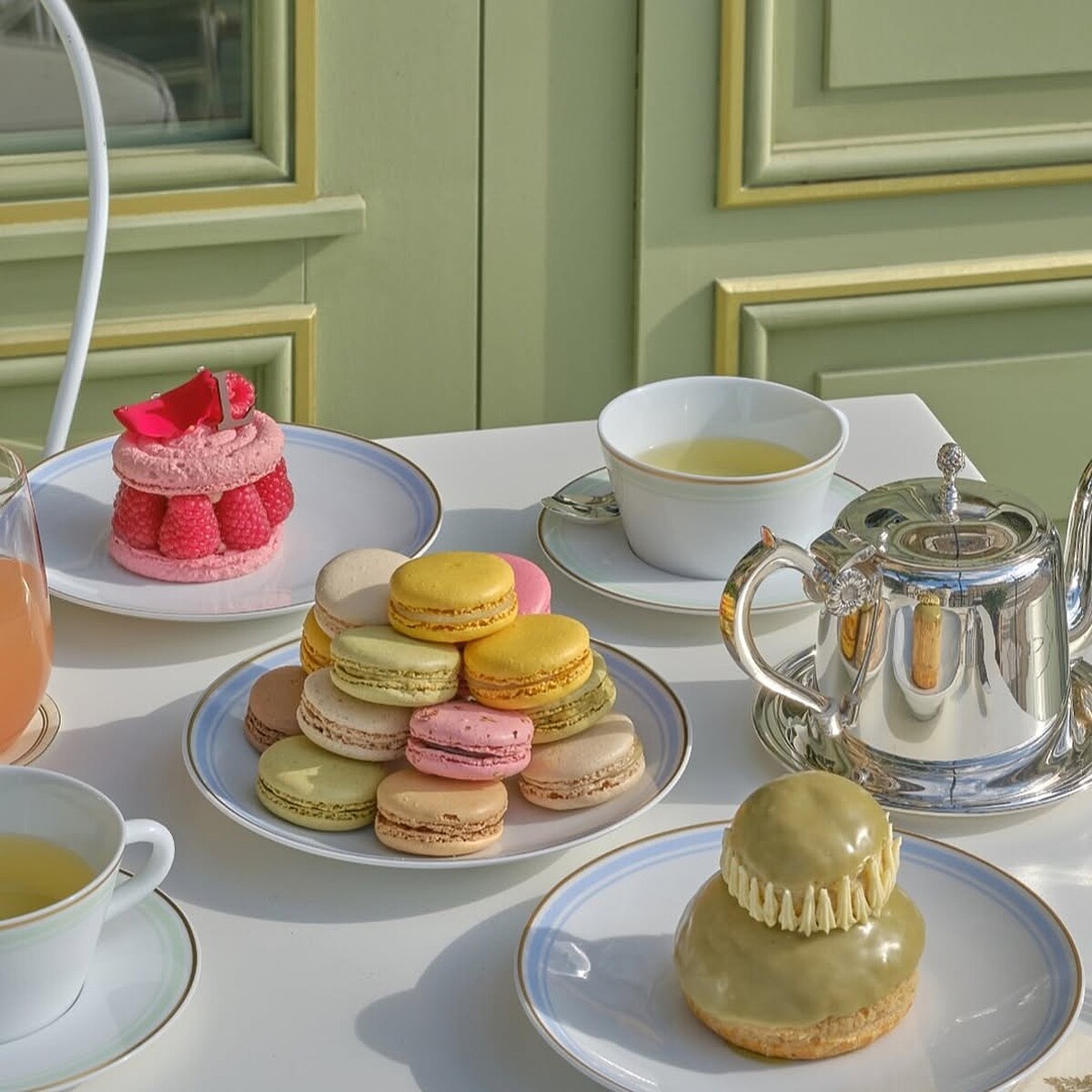 Ladur&eacute;e的招牌馬卡龍，以外殼酥脆輕盈、內餡細膩滑順的極致口感聞名（圖片來源／@laduree.taiwan IG）