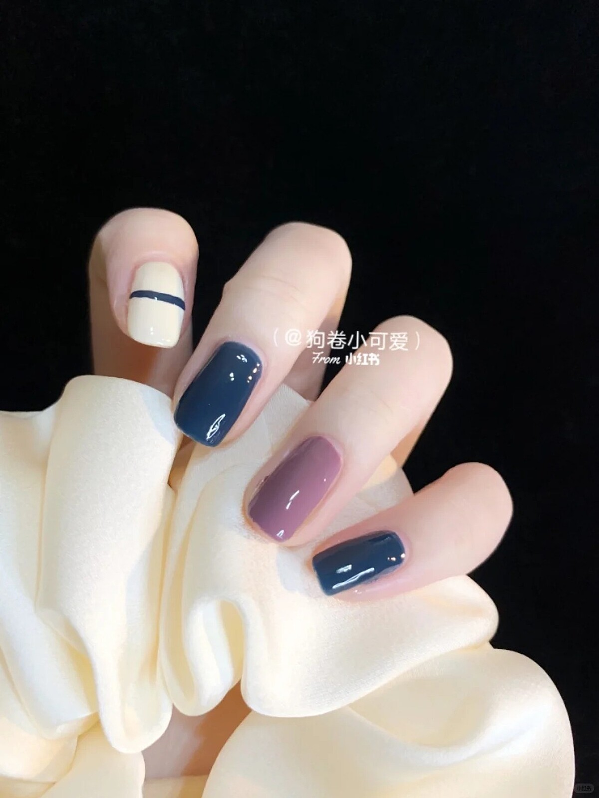 跳色深莓果美甲範本(Photo/小紅書@狗卷小可爱)。