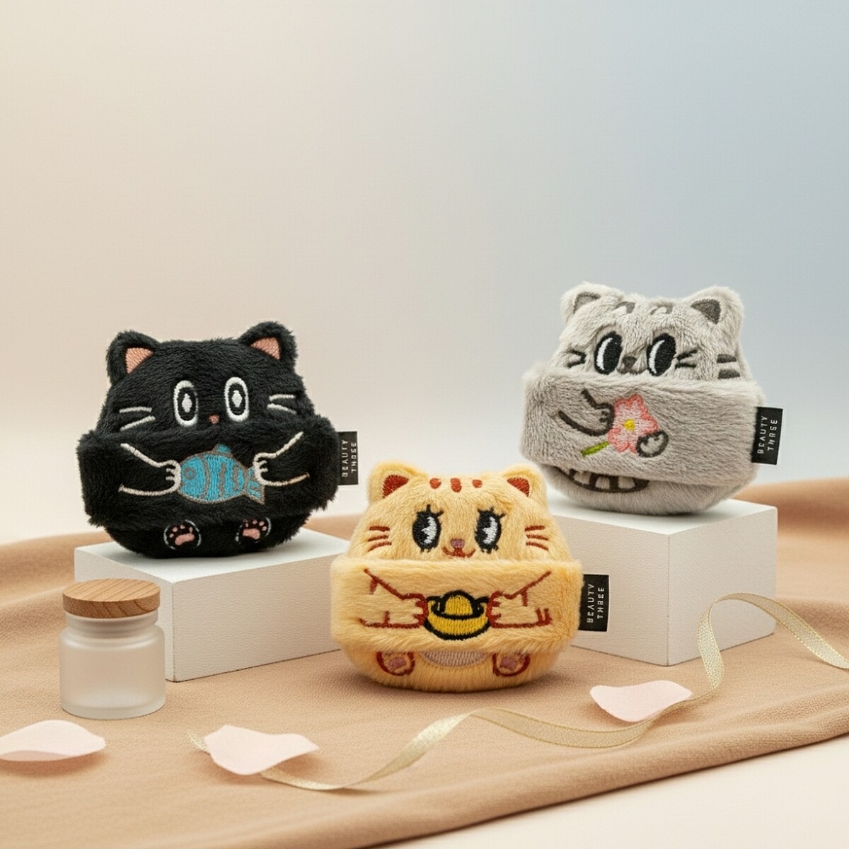 永和三美人「喵粉引力」蜜粉撲新年特別版(共3款)，原價NT168、新年特價 NT148(康是美獨賣)