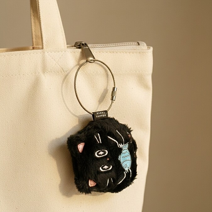 只需在側邊緞帶掛上鑰匙圈，喵粉引力粉撲就能立刻變身為包包、手機上的潮流掛飾，將美妝工具轉化為隨身配件。