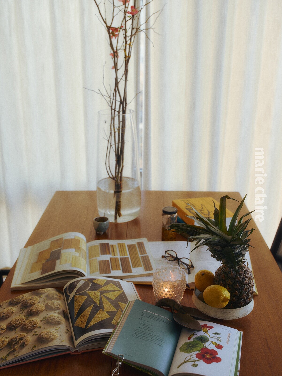 他的靈感不只在拍攝現場，一鍋湯的香氣、家裡的光、花園長出新苗，都會進到他的作品裡。