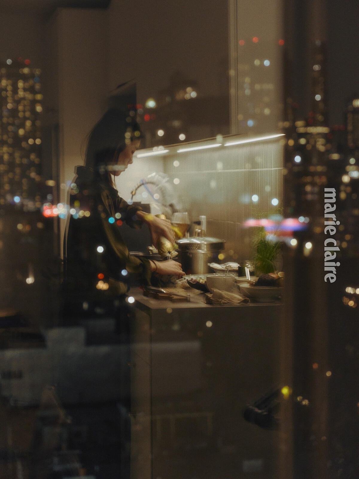 在這間公寓裡做菜，Silver 形容，每每在夜晚望向窗外，都像是浮在星空裡，是他永遠看不膩的風景。