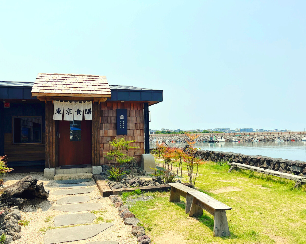 濟州島上由黑湯匙「扇子行家」開設，以鰻魚飯聞名的東京食膳(Photo/翻攝自Naver Map)。
