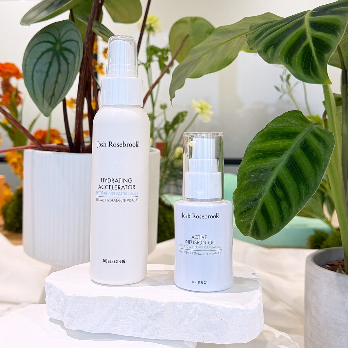 Josh Rosebrook產品實拍。左為明星商品月見草保濕噴霧。