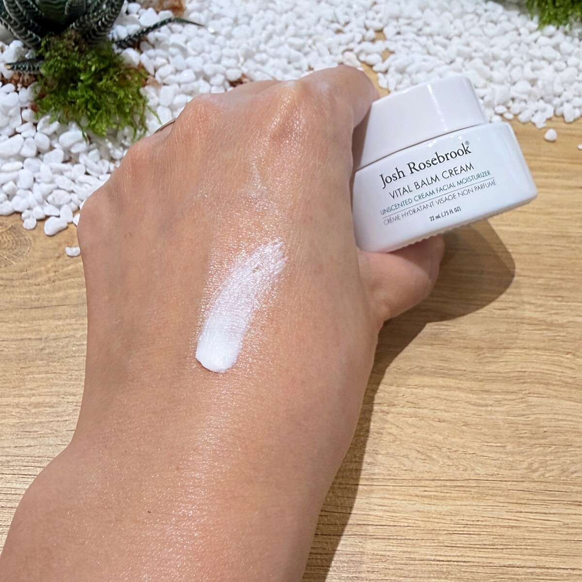 Josh Rosebrook玻尿酸活膚霜質地。