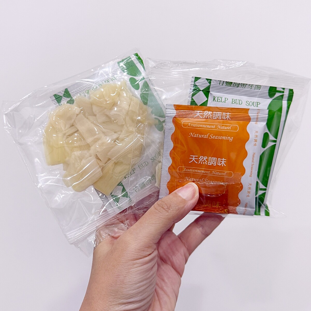 梅山鄉農會鮮筍海帶芽湯內的湯包，內容物很豐富。