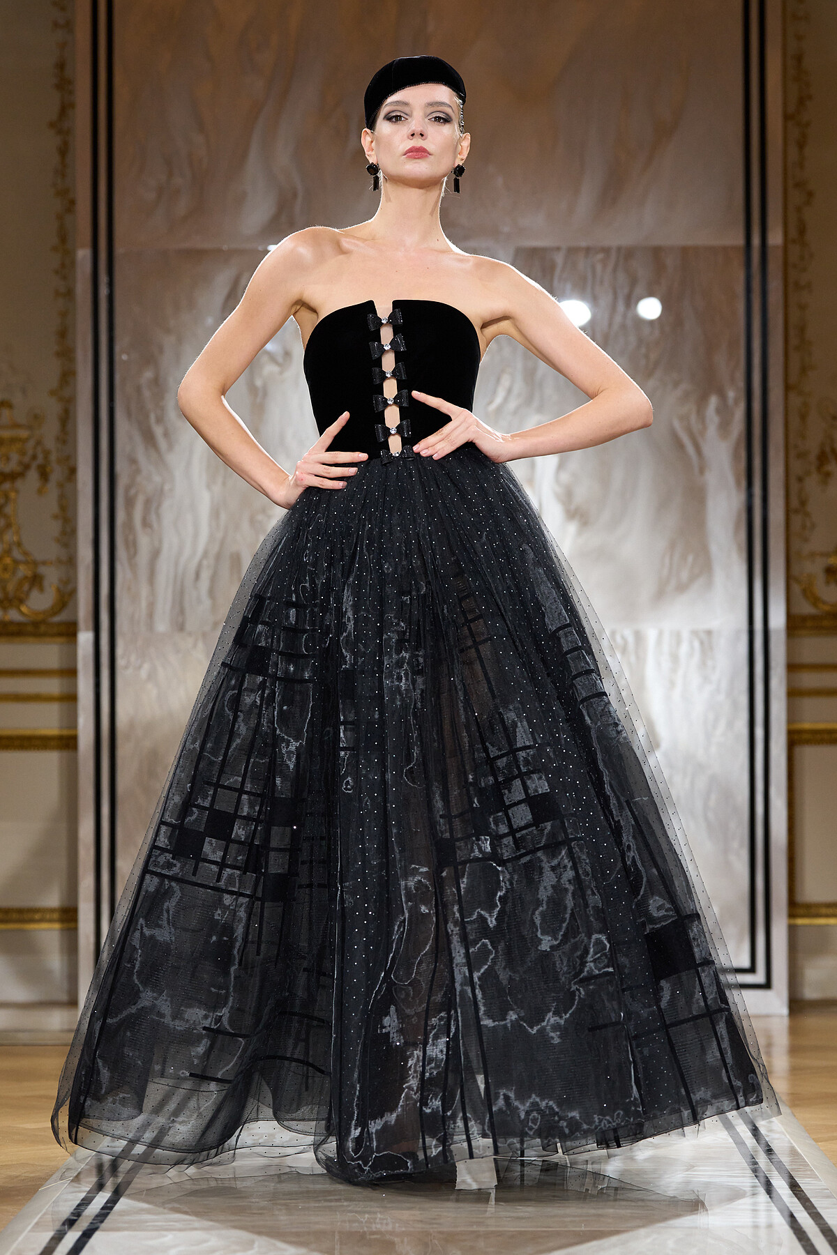 Armani Priv&eacute; 2025FW Haute Couture。