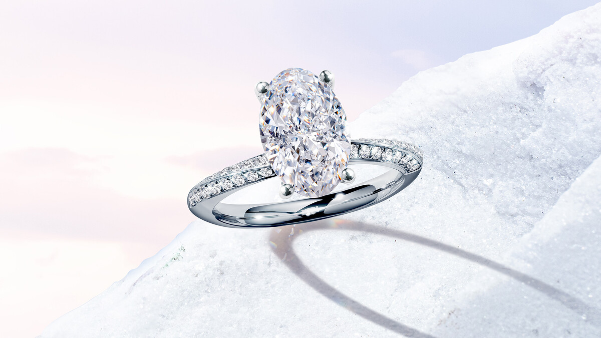 Oval Knife Edge Pav&eacute; Engagement Rings 透過ALUXE My Ring Studio 設計靈感，打造經典與現代並存的婚戒風格