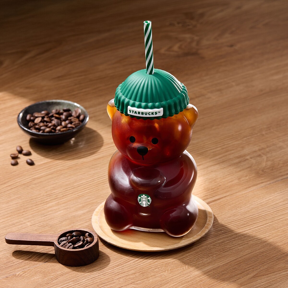 引發全美社群洗版、讓收藏控連夜排隊的星巴克話題商品「小熊玻璃TOGO冷水杯」首度登台（圖片來源／星巴克IG）