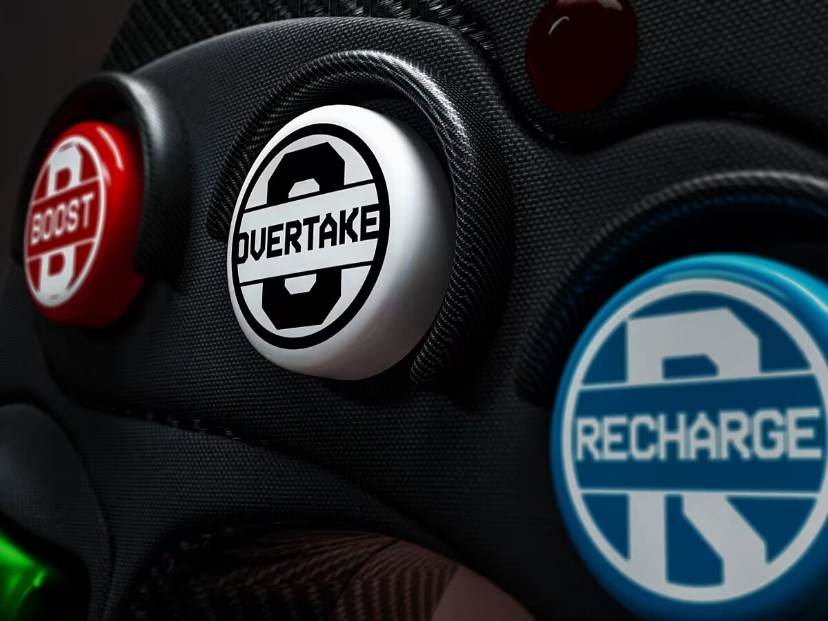 原本稱為 Manual Override Mode 的超車輔助系統，正式更名為「Overtake Mode」。