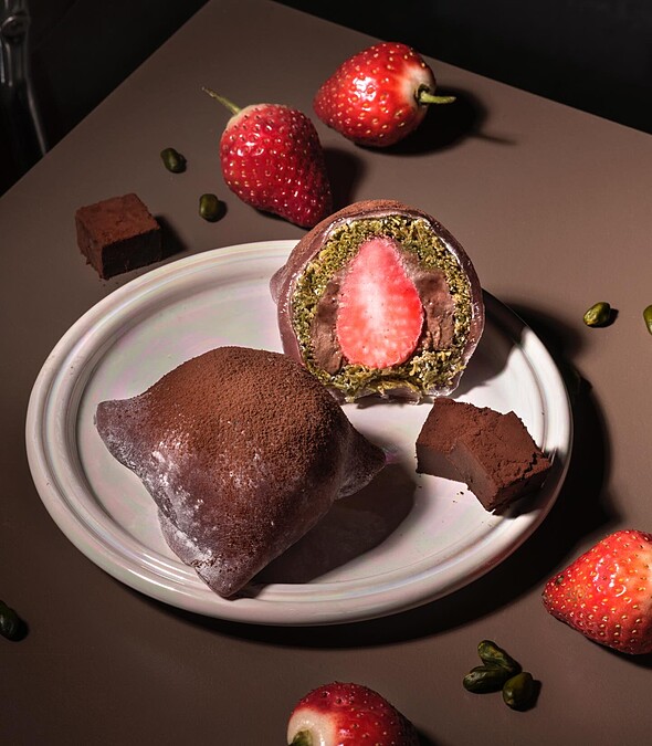 宜可頌在黑金派對推出的「開心果巧克力草莓大福」（圖片來源／宜可頌烘焙專門店 FB）