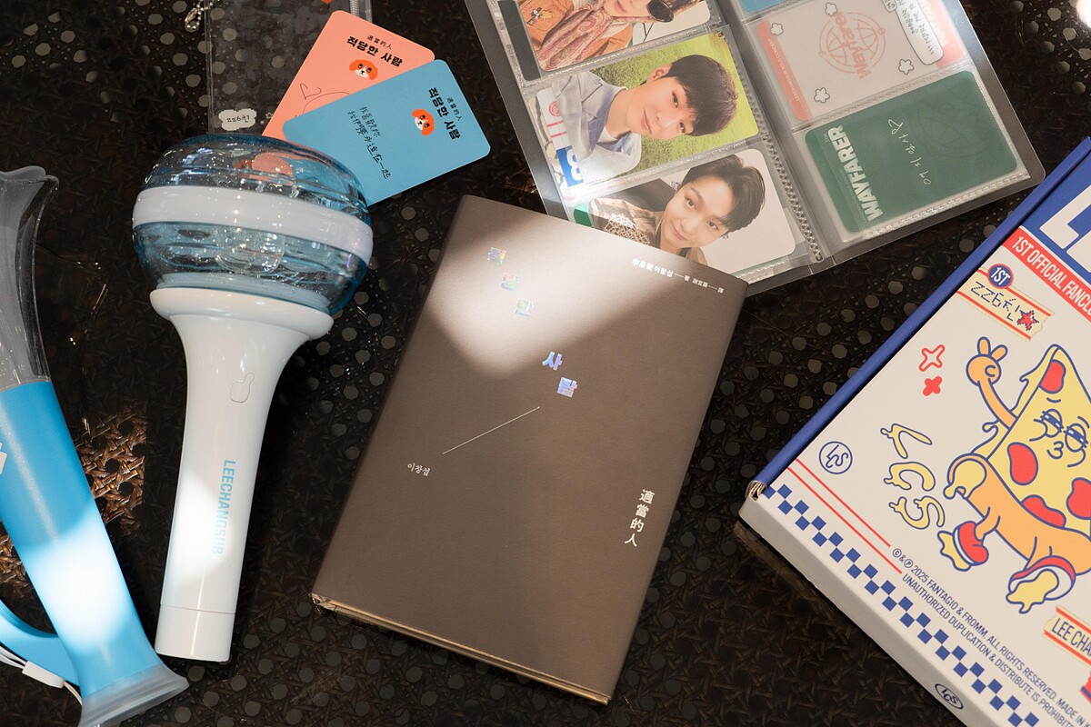 《適當的人──李昌燮首部散文集》附贈小卡,攝影:林峻霖