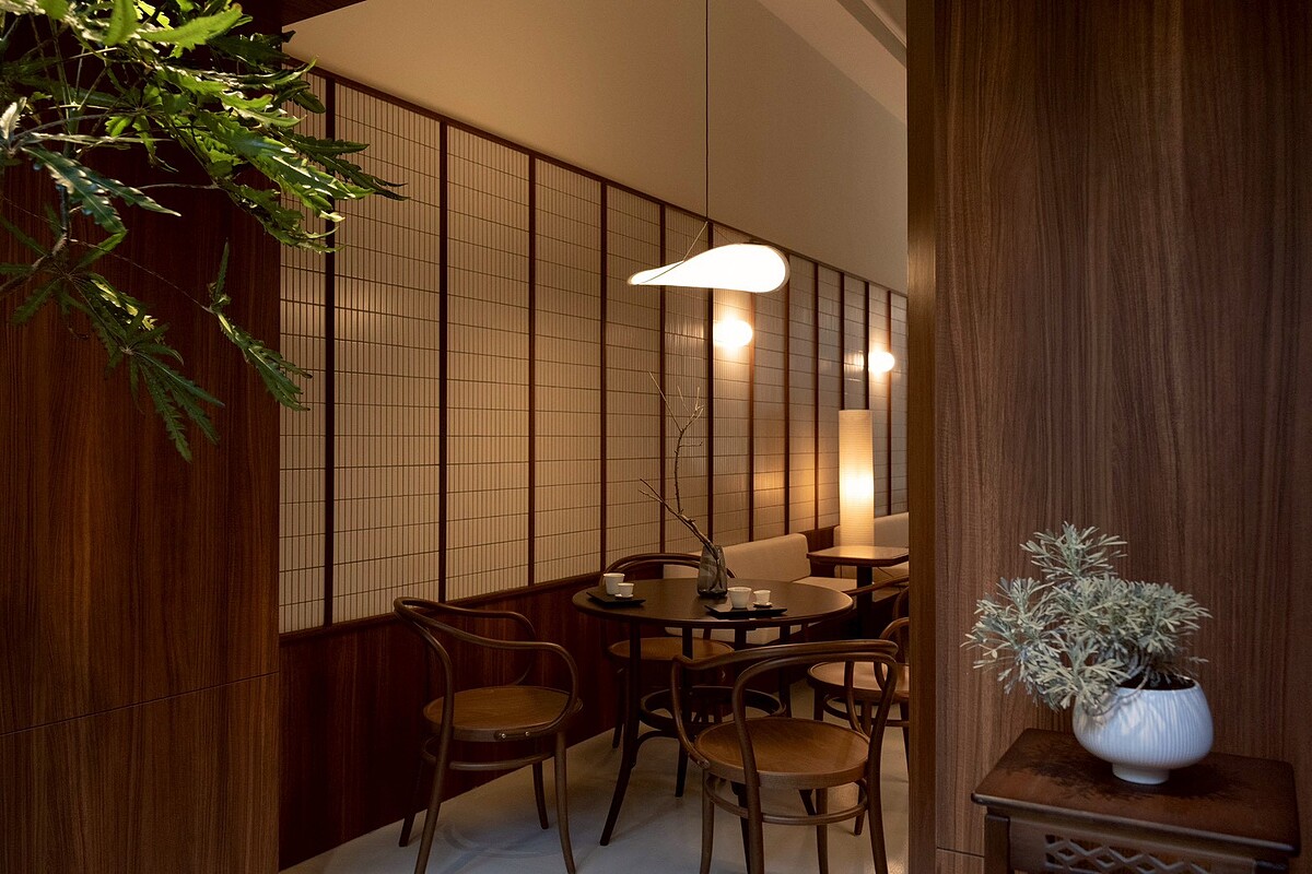 「萬軒茶室」空間由 OH DEAR studio 操刀，選用胡桃木、洞石與長形磁磚三種材質，構築出沉靜而富自然氣息的茶室場域。