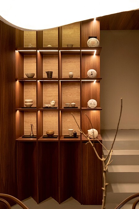 木櫃展區融入東方屏風的意象，在行走與停留之間形成節奏與詩意。