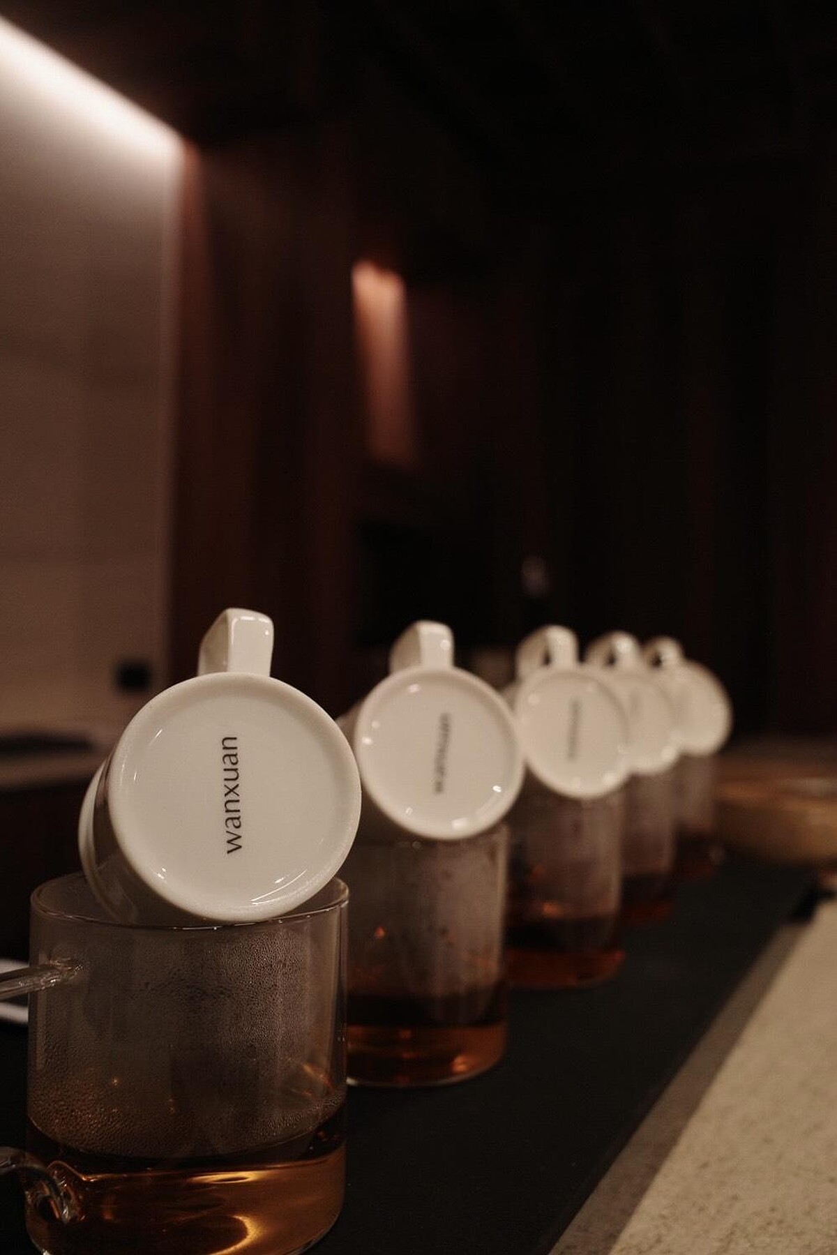 東方美人與台灣風味茶皆以比賽茶標準的鑑定杯沖泡，搭配翻口小杯，忠實還原風味本質。