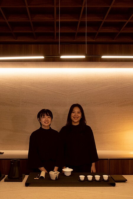 萬軒茶室的創辦人萬（左）與軒（右）皆來自比賽茶訓練體系，一位曾任台北101侍茶師，一位從街舞圈跨界投入茶世界。