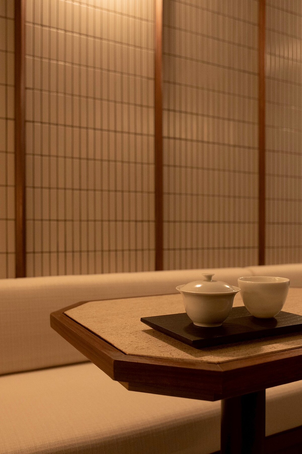 萬軒茶室的茶具器皿皆與陶藝家合作訂製，讓飲茶回歸於人的手感與當下的交會。