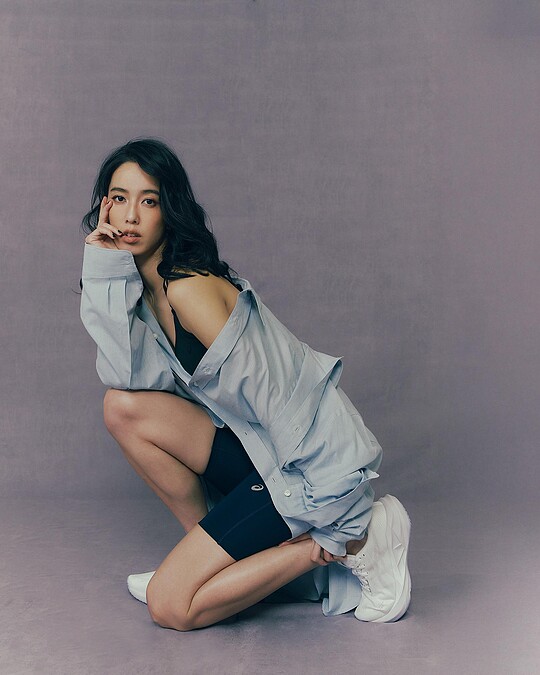 黑色運動內衣、深藍緊身短褲， NOVABLAST 5白色跑鞋，all by ASICS； 藍色襯衫，HED MAYNET(GEM Boutique)。