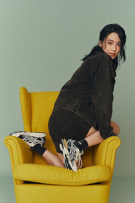 墨綠運動內衣、GEL-NIMBUS 10.1鞋款，all by ASICS；牛仔外套、牛仔短裙， both by H&M。