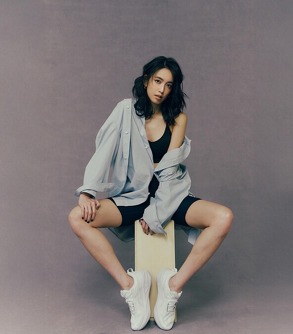 黑色運動內衣、深藍緊身短褲， NOVABLAST 5白色跑鞋，all by ASICS； 藍色襯衫，HED MAYNET(GEM Boutique)。