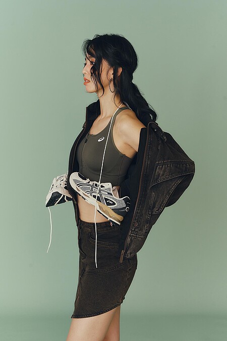 墨綠運動內衣、GEL-NIMBUS 10.1鞋款，all by ASICS；牛仔外套、牛仔短裙， both by H&M。