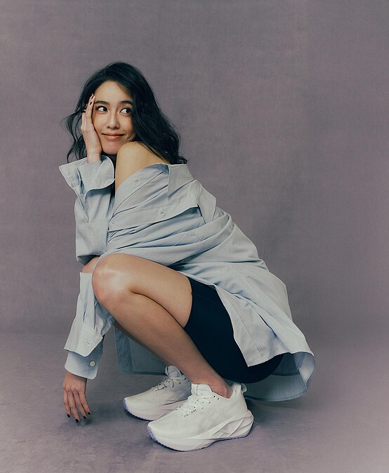 黑色運動內衣、深藍緊身短褲， NOVABLAST 5白色跑鞋，all by ASICS； 藍色襯衫，HED MAYNET(GEM Boutique)。