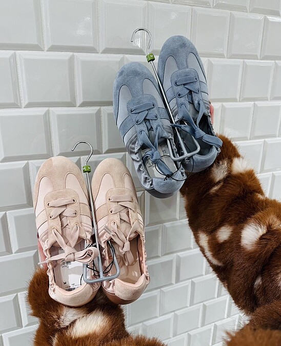 GU抓褶芭蕾運動鞋，NT$790。