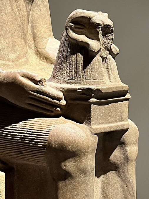 細膩的膝蓋刻畫&手持飾有公羊頭的神龕