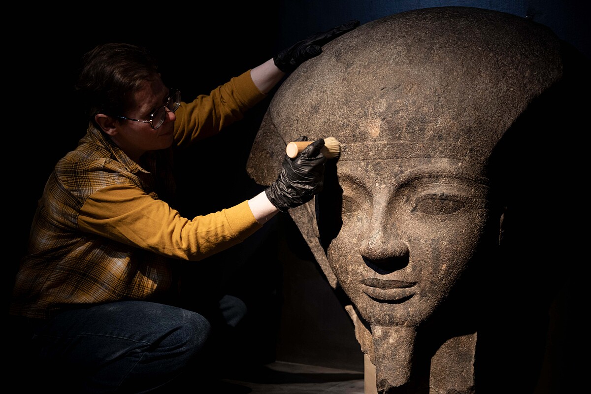 奇美博物館特展《埃及之王：法老》布展過程，大英博物館工作人員在展出前檢視展品〈拉美西斯六世的石棺蓋殘片〉。圖：奇美博物館提供