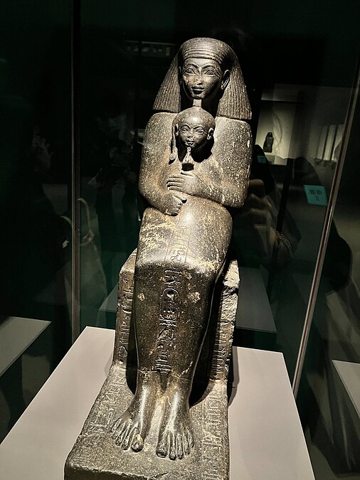 宮廷高階官員會擔任王子與公主的導師傳授知識。女王哈特謝普蘇特（Hatshepsut）的女兒奈芙魯拉公主（Neferura），被刻畫成手指放在嘴邊的小女孩形象，坐在她的導師塞內穆特（Senernut）膝上。Melody TU 採訪拍攝