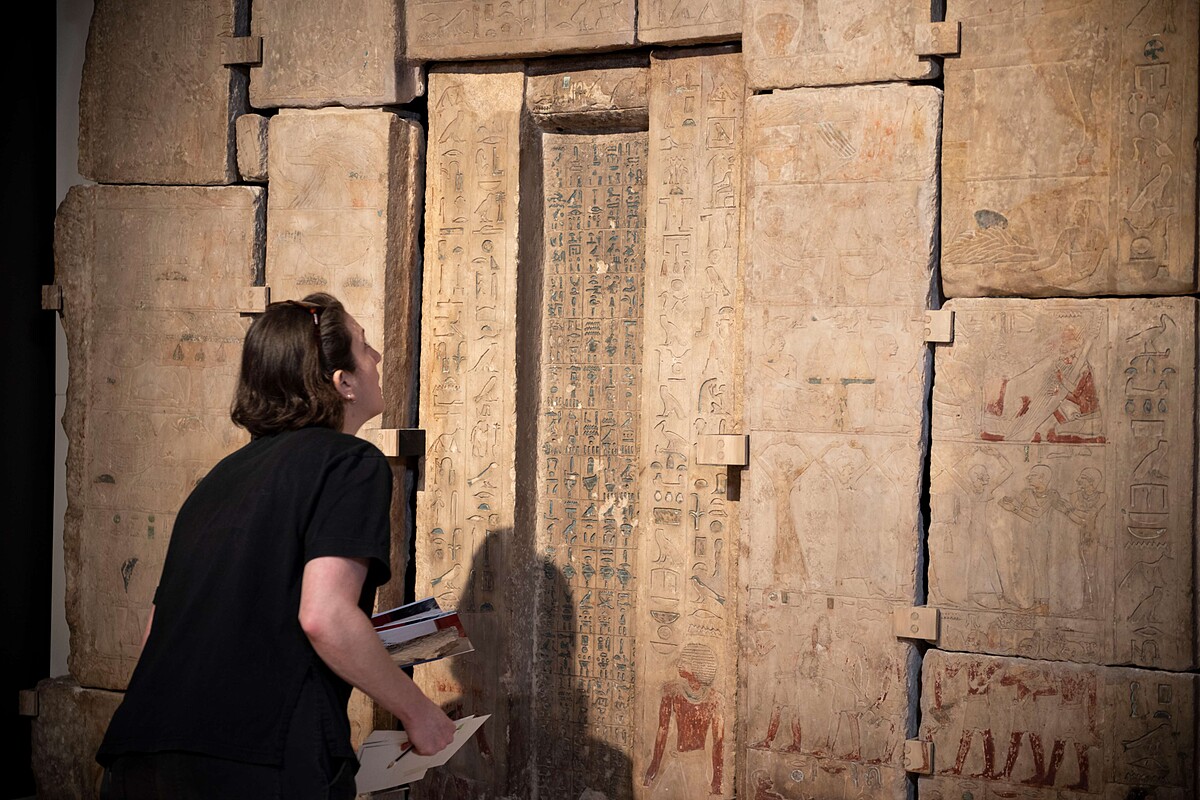 奇美博物館特展《埃及之王：法老》布展過程，大英博物館工作人員在展出前確認展品〈烏里倫普塔墓室的祭堂牆面〉的狀況。