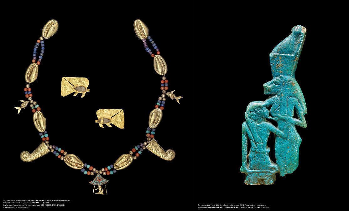 左圖：由護身符、珠子與墜飾組成的腰帶 + 可能是髮飾的魚形護身符，約西元前1985&ndash;1795年。（EA3077、EA30482、EA30483）圖片版權：大英博物館理事會。右圖：女神哺育國王的護身符，約西元前1069&ndash;656年。（EA11314）圖片版權：大英博物館理事會