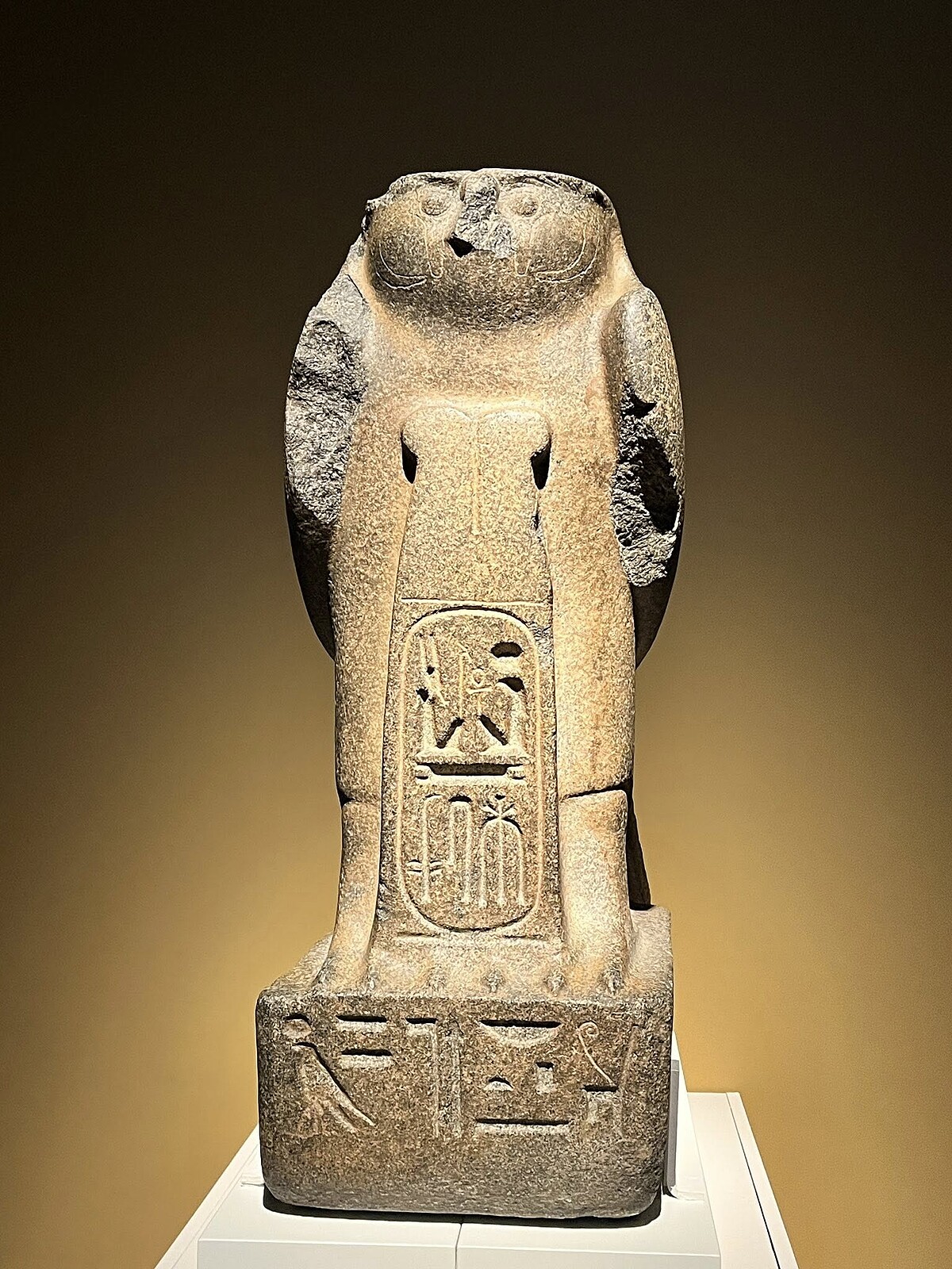 拉美西斯二世的守護神「拉-哈拉胡提」隼雕像，約西元前1279&ndash;1213年。。Ｍelody TU 採訪拍攝