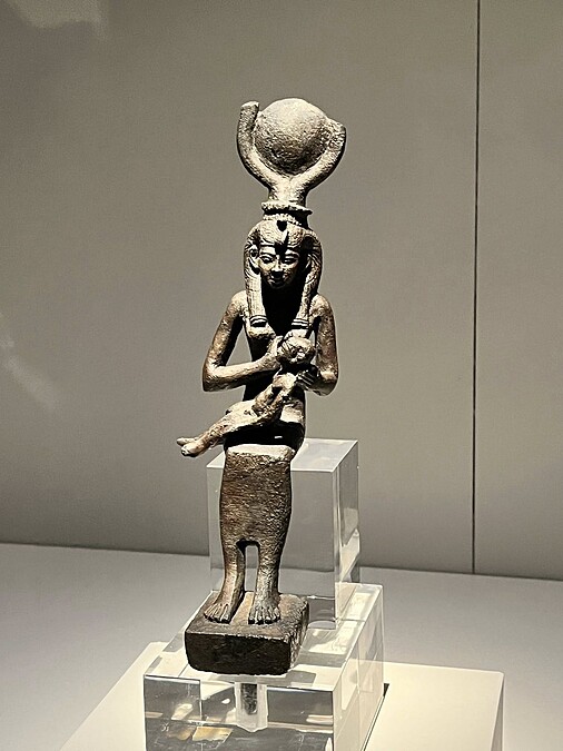 〈女神伊西絲與其子荷魯斯的雕像〉。Melody TU 採訪拍攝