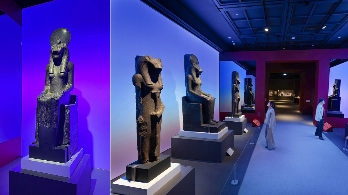 《埃及之王：法老》第三單元「身為大祭司的王」，展場中對稱排列的女神塞赫麥特雕像。右圖：奇美博物館提供。左圖：Melody TU 採訪拍攝