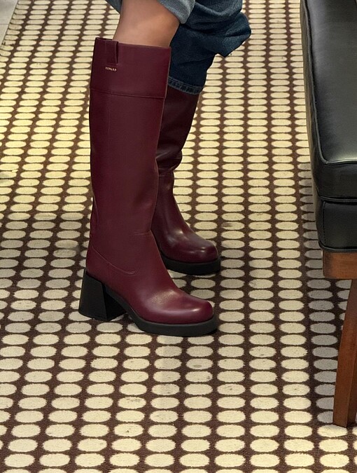 也有網友在Outlet發現酒紅色款式。@小紅書