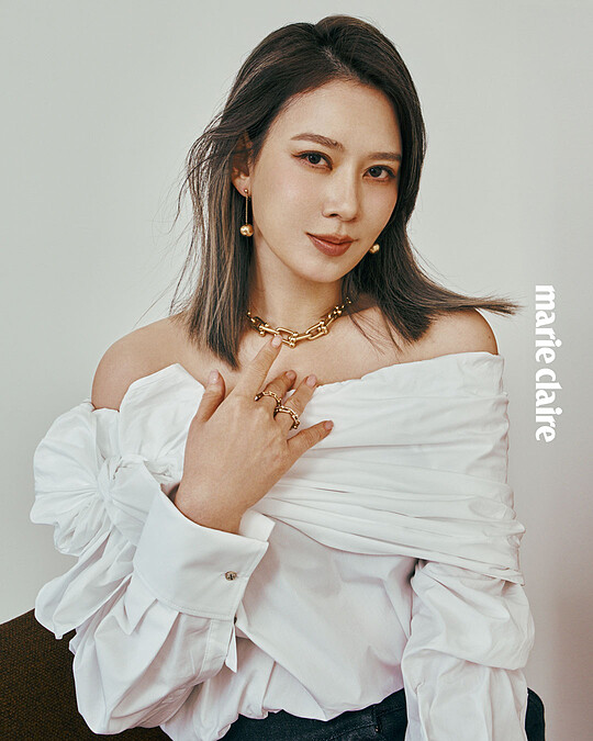 Tiffany HardWear 黃K金金球耳環、Tiffany HardWear 黃K金漸層鏈結項鍊、鑲鑽手鍊、鑲鑽戒指、Tiffany knot 黃K金鑲鑽戒指，all by Tiffany & Co.；白色斜肩襯衫、丹寧短褲，both by Max Mara。