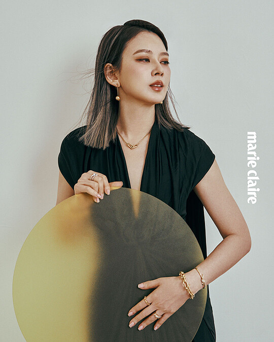 Tiffany HardWear 黃K金金球耳環、Tiffany HardWear 黃K金鍊墜、腕錶、鑲鑽手鍊、窄版戒指、Tiffany knot 黃K金鑲鑽單圈手環、戒指，白K金鑲鑽戒指，all by Tiffany & Co.；黑色抓褶洋裝，Loewe。