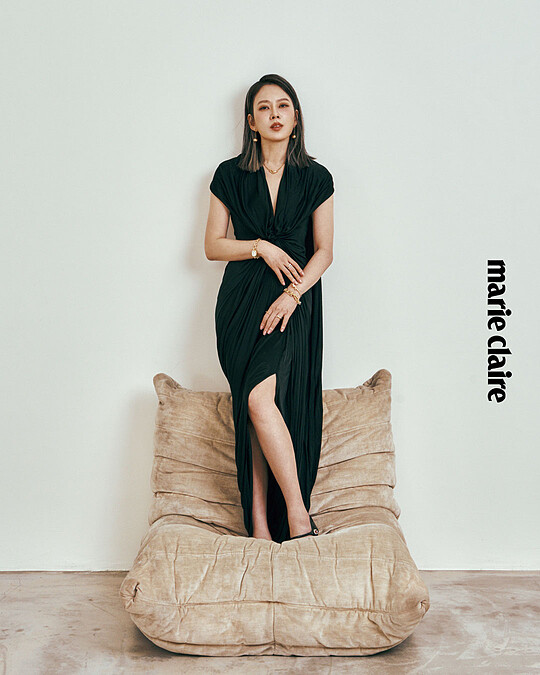 Tiffany HardWear 黃K金金球耳環、Tiffany HardWear 黃K金鍊墜、腕錶、鑲鑽手鍊、窄版戒指、Tiffany knot 黃K金鑲鑽單圈手環、戒指，白K金鑲鑽戒指，all by Tiffany & Co.；黑色抓褶洋裝，Loewe；黑色高跟鞋，Ferragamo。