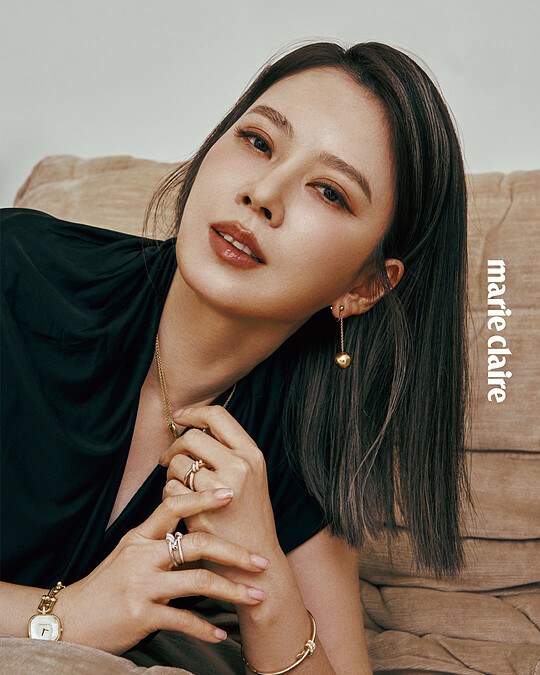 Tiffany HardWear 黃K金金球耳環、Tiffany HardWear 黃K金鍊墜、腕錶、鑲鑽手鍊、窄版戒指、Tiffany knot 黃K金鑲鑽單圈手環、戒指，白K金鑲鑽戒指，all by Tiffany & Co.；黑色抓褶洋裝，Loewe。