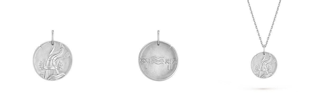 Zodiaque Aquarii (水瓶座) 圓墜正面、背面、搭配18K白金項鍊。