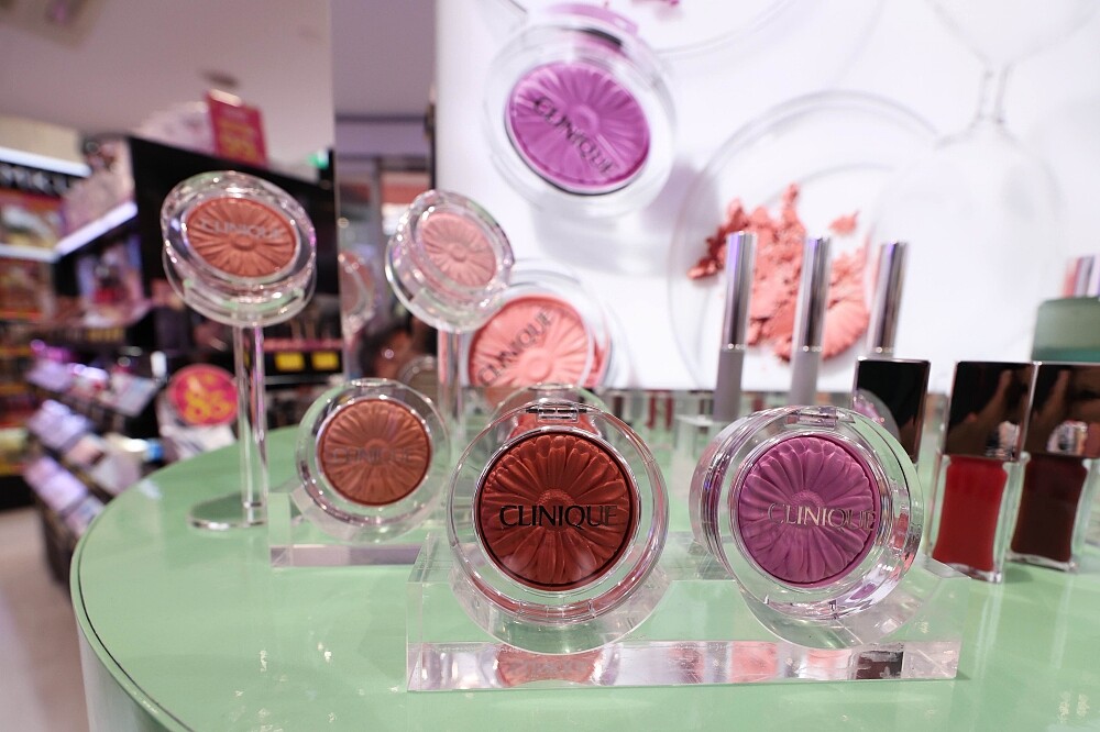 倩碧「小花腮紅」在康是美買得到。