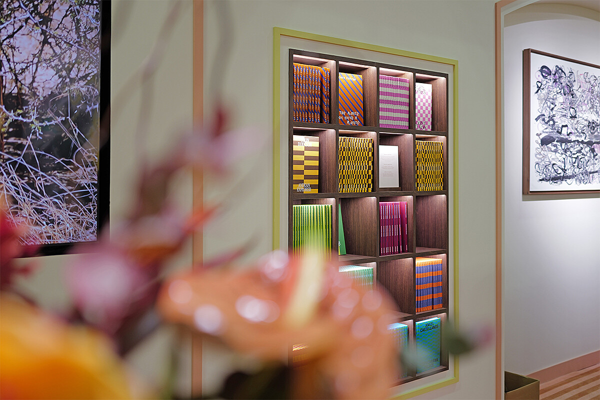 在藝博會現場，這些書籍吸引了不少觀眾停下腳步。