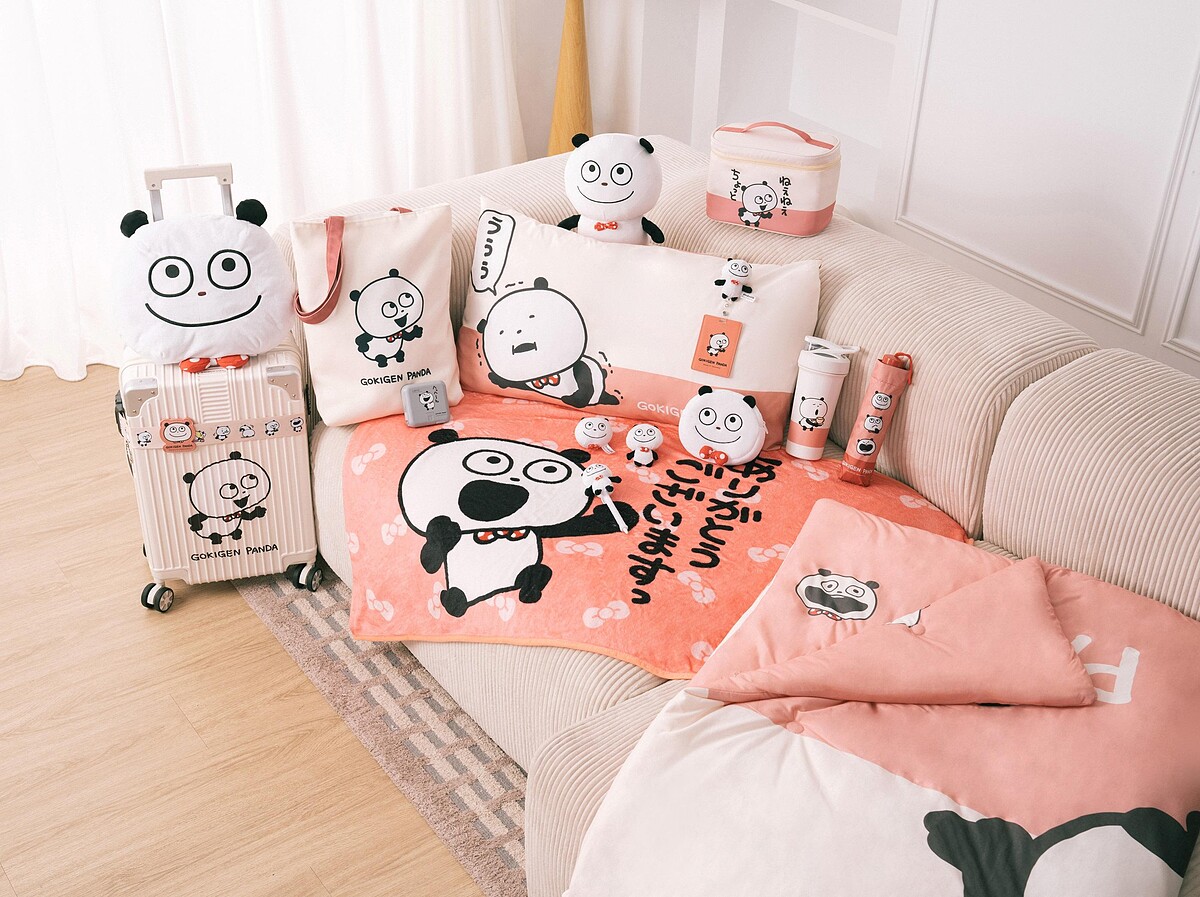 限量絨毛抱枕毯加價購$599_款、限量雙人床包3入組加價購$699、限量針織四季被加價購$799(圖片來源/7-11提供)