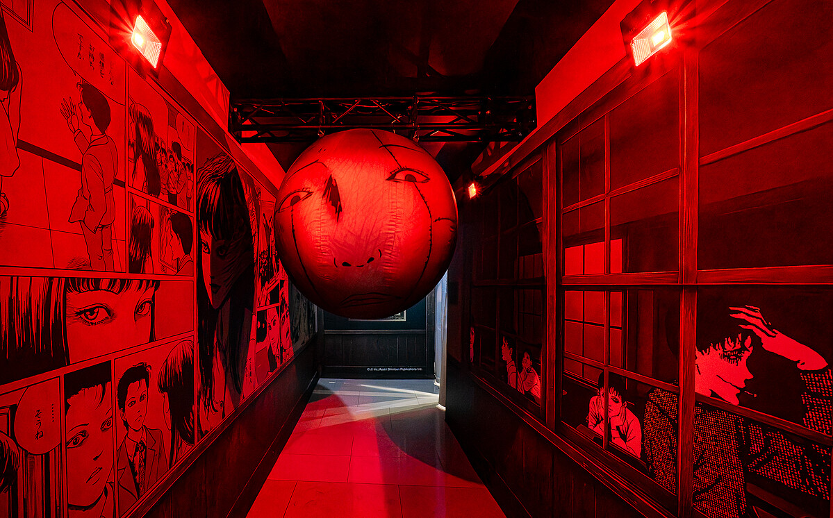 被詛咒的雙一教室&巨型人頭氣球(圖片來源/伊藤潤二驚選集《富江映現》快閃店提供)