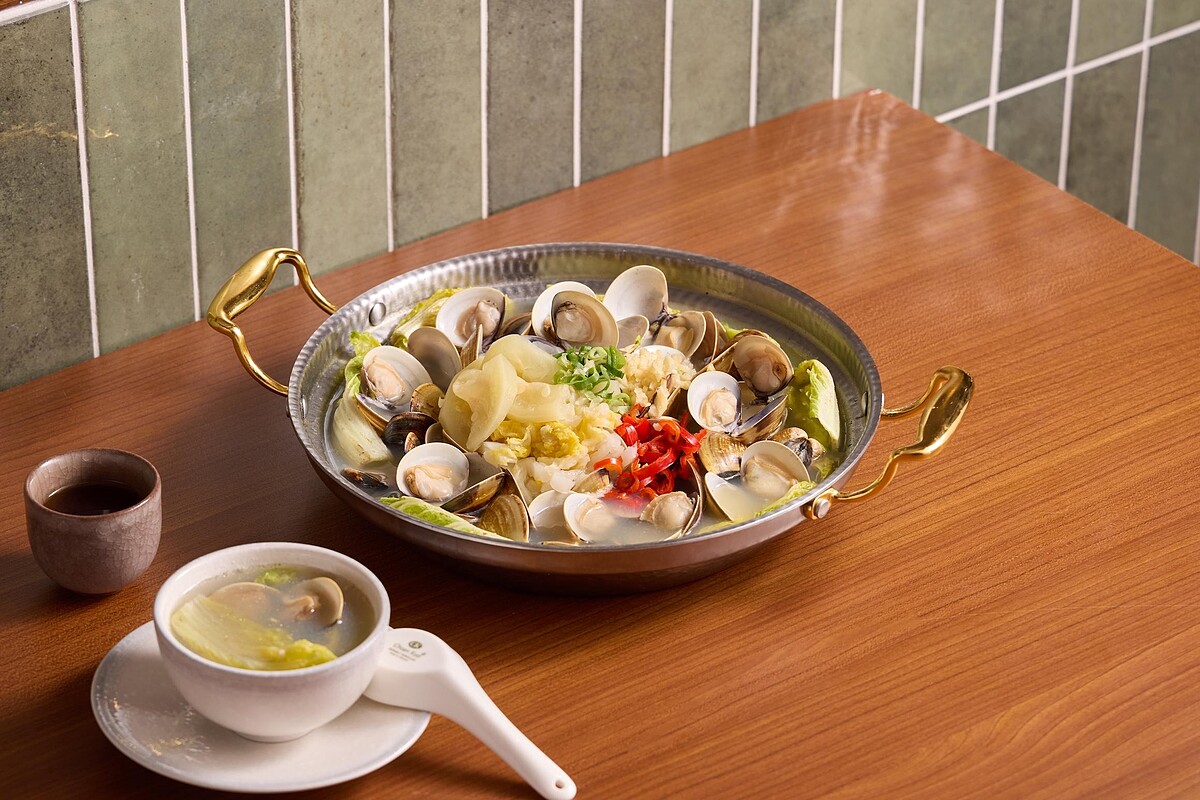 「卜卜蜆系列」推出多款特色風味選擇，其中「西瓜綿酸白菜風味」（NT$980）選用鹽漬發酵的西瓜綿與酸白菜蒸煮入味，湯頭生津解膩，能勾起台灣饕客的古早記憶。