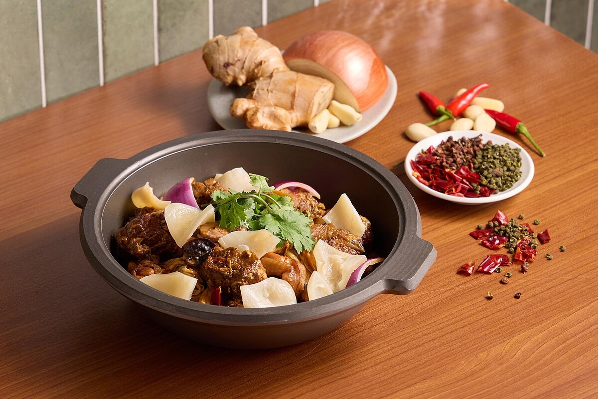 「港式雞煲」強調「一鍋兩吃」，先乾吃、後涮煮，是受到許多香港人喜愛的特色鍋物。