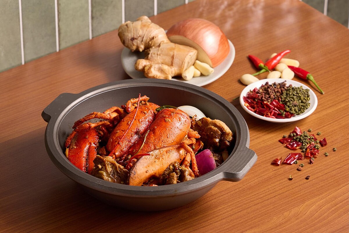 除了經典港式麻辣雞煲，還延伸推出「麻辣響螺雞煲」、「麻辣鮑魚雞煲」、「麻辣田雞雞煲」、「麻辣花膠雞煲」與「麻辣龍蝦雞煲」等奢華版本。