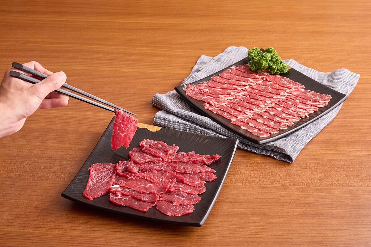 如嫦精選溫體台灣牛：左為吊龍（NT$780）、右為肋眼蓋（NT$780）