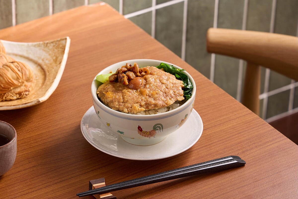 鹹蛋臭豆腐肉餅飯（NT$188）